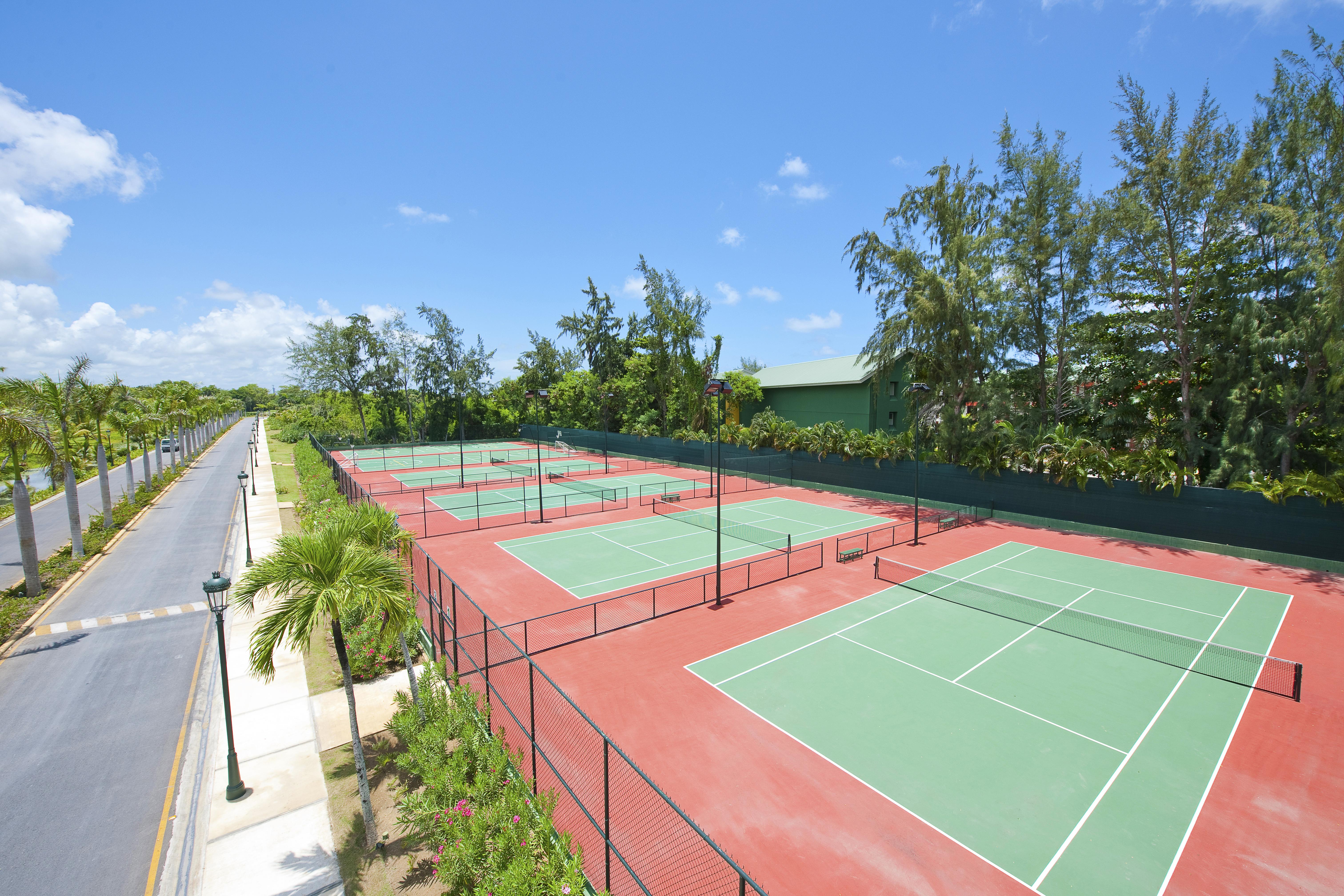 Barceló Bávaro Palace All Inclusive Esterno foto Tennis courts at the resort